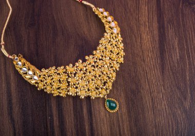 Değerli taşları olan güzel bir kolye.