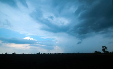 Bulutlu bir günde güzel bir manzara