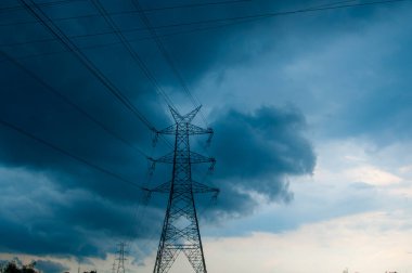 Hindistan 'da yüksek voltajlı elektrik hatları