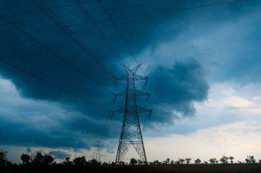 Hindistan 'da yüksek voltajlı elektrik hatları