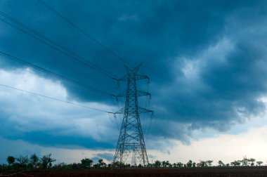 Hindistan 'da yüksek voltajlı elektrik hatları