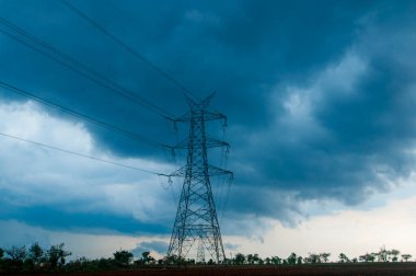 Hindistan 'da yüksek voltajlı elektrik hatları