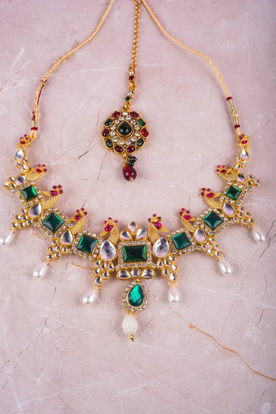 Vackra Smycken Halsband Marmor Bakgrund — Stockfoto