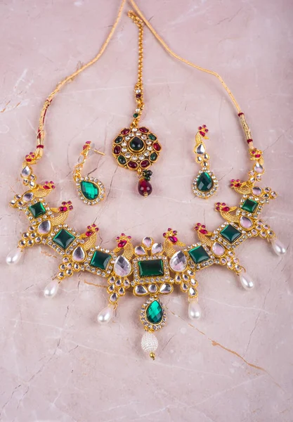 Vackra Smycken Halsband Och Örhängen Marmor Bakgrund — Stockfoto