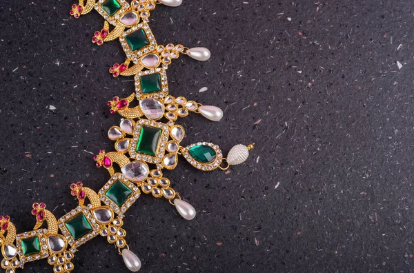 Kalung Perhiasan Yang Indah Dengan Batu Mulia — Stok Foto