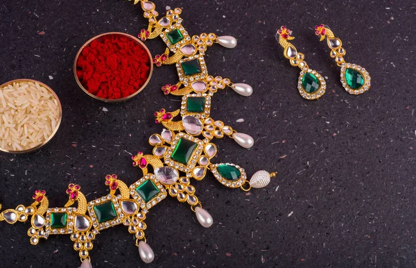 Vackra Smycken Halsband Och Örhängen Med Indiskt Ris Och Krydda — Stockfoto