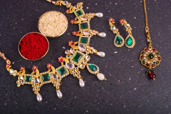 Vackra Smycken Halsband Och Örhängen Med Indiskt Ris Och Krydda — Stockfoto