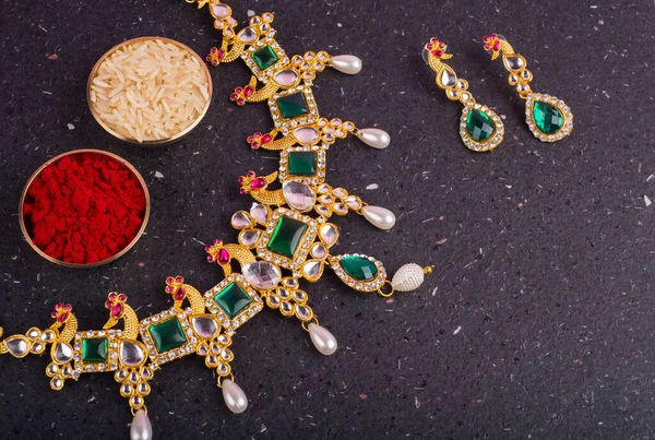 美しいジュエリーネックレスとインドの米とスパイスとイヤリング — ストック写真