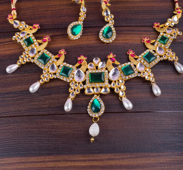 Vackra Smycken Halsband Och Örhängen Med Ädelstenar — Stockfoto