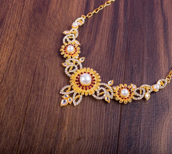 Vackra Smycken Halsband Med Ädelstenar — Stockfoto