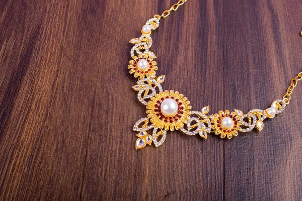 Değerli taşları olan güzel bir kolye.