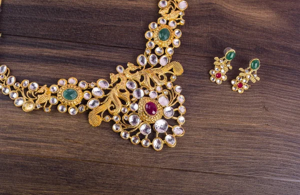 Güzel mücevher kolyesi ve değerli taşlı küpeler.