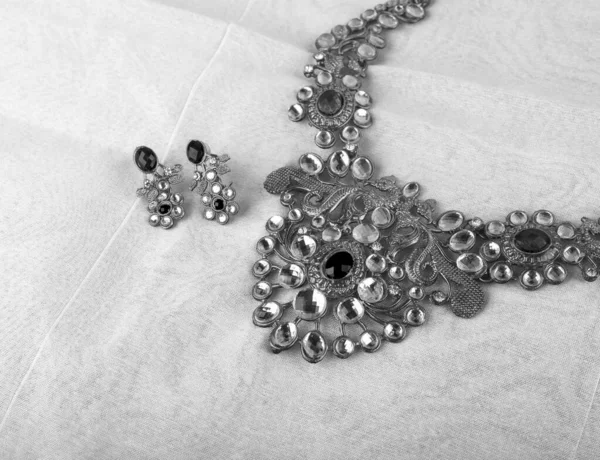 漂亮的珠宝项链和镶有宝石的耳环 — 图库照片