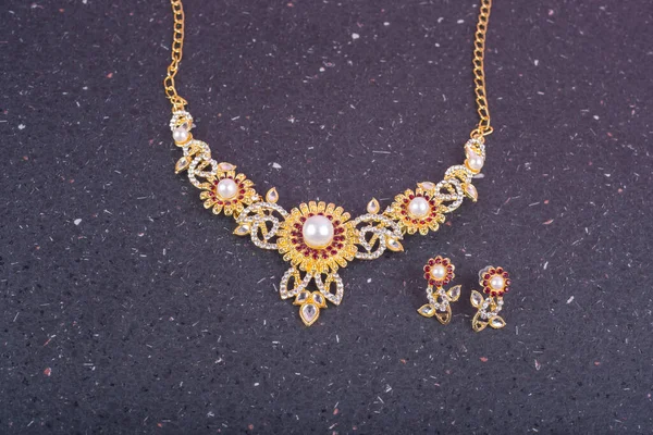 Güzel Mücevher Kolyesi Değerli Taşlı Küpeler — Stok fotoğraf