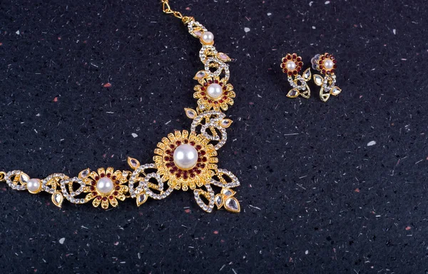 Красивое Ожерелье Серьги Драгоценными Камнями — стоковое фото