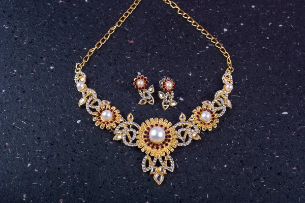 漂亮的珠宝项链和镶有宝石的耳环 — 图库照片