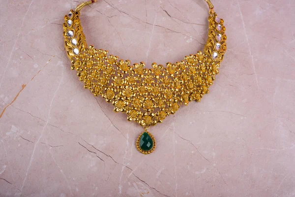 Değerli taşları olan güzel bir kolye.