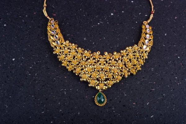 Değerli taşları olan güzel bir kolye.