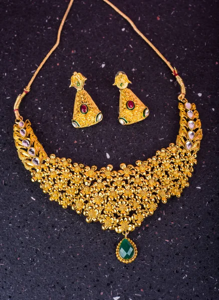 Красивое Ожерелье Серьги Драгоценными Камнями — стоковое фото