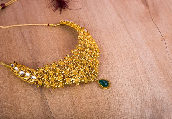 Değerli taşları olan güzel bir kolye.