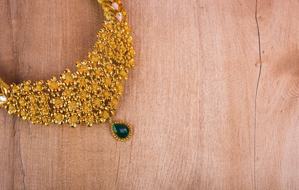 Değerli taşları olan güzel bir kolye.