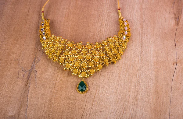 Değerli taşları olan güzel bir kolye.