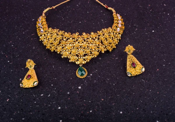 宝石で美しいジュエリーネックレスとイヤリング — ストック写真
