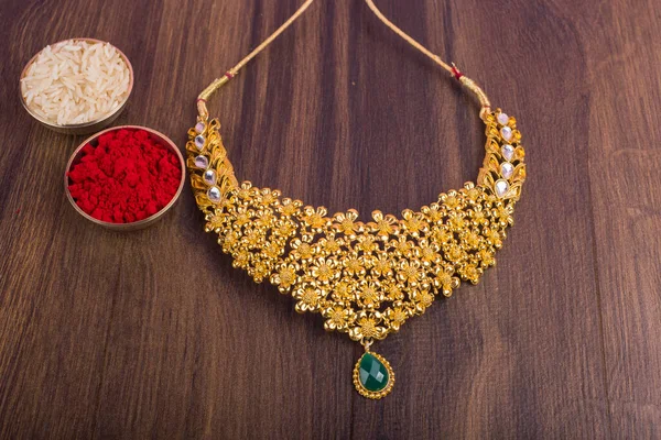 Vackra Smycken Halsband Med Krydda Och Ris Skålar — Stockfoto
