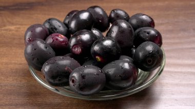 Tahta arka planda erikler var.