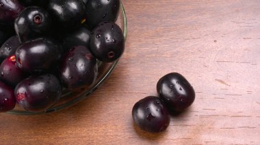 Tahta arka planda erikler var.