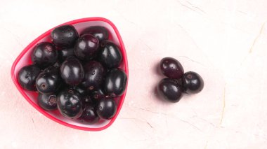 Tatlı erikler mermer arka planda kasede