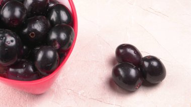 Tatlı erikler mermer arka planda kasede