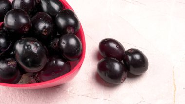 Tatlı erikler mermer arka planda kasede