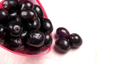 Tatlı erikler mermer arka planda kasede