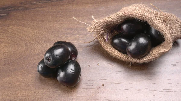 Ciruelas Con Saco Sobre Fondo Madera — Foto de Stock