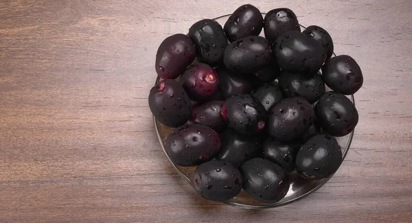 Tahta arka planda erikler var.