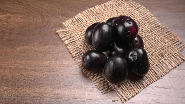 Prunes Sucrées Sur Sac Sur Fond Bois — Photo