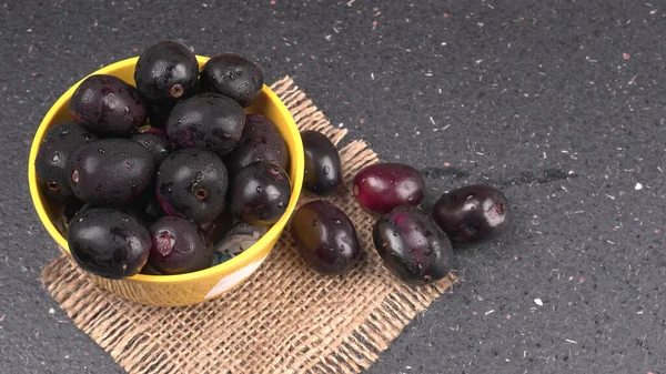 Tatlı Erikler Çuvalın Üstünde — Stok fotoğraf