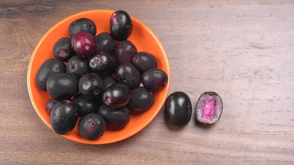 Prunes Douces Dans Bol Sur Fond Bois — Photo