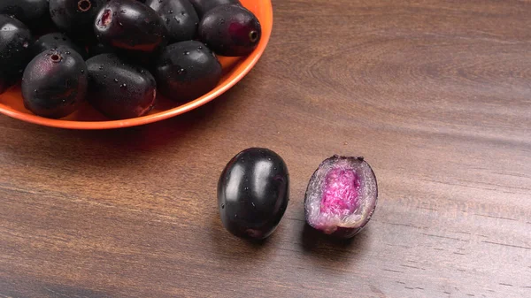 Prunes Douces Dans Bol Sur Fond Bois — Photo