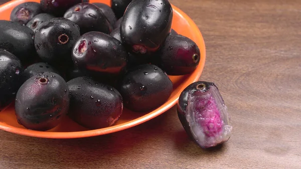 Ciruelas Dulces Cuenco Sobre Fondo Madera — Foto de Stock