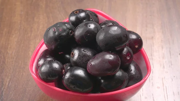 Ciruelas Dulces Cuenco Sobre Fondo Madera —  Fotos de Stock