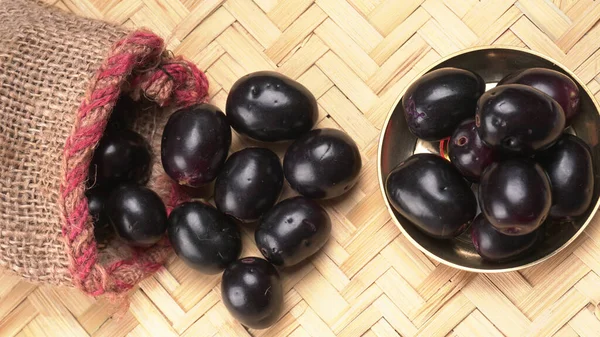 Prunes Sucrées Sur Assiette Sac Sur Fond Bois — Photo