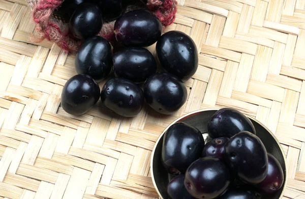 Ciruelas Dulces Plato Saco Sobre Fondo Madera — Foto de Stock