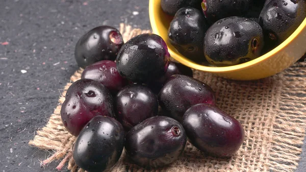 Söta Plommon Skål Och Säck Tyg — Stockfoto