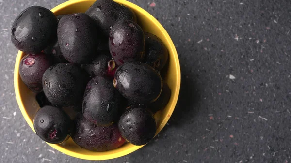 Prunes Douces Dans Bol Sur Fond Sombre — Photo