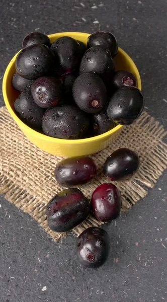 Prugne Dolci Sulla Ciotola Panno Sacco — Foto Stock