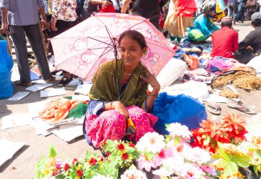 Hindistan 'da çiçek satan genç bir kadın.