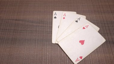 Ahşap arkaplanda kart oynayan aslar                                    