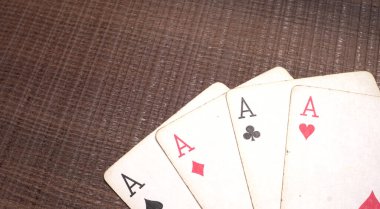 Ahşap arkaplanda kart oynayan aslar                                    